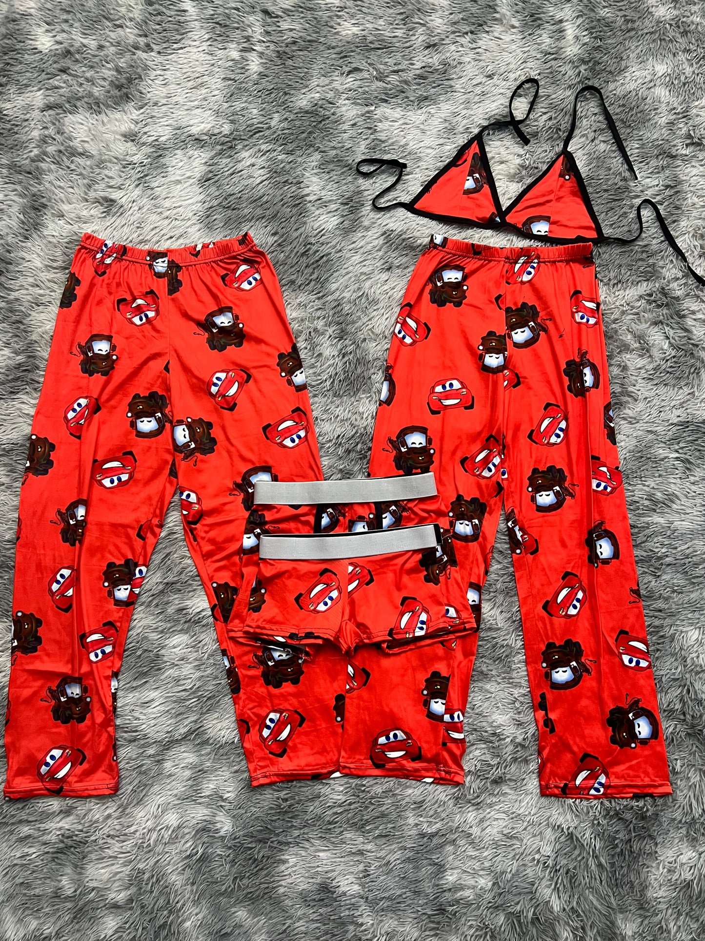 5 pz pajama duo Macqueen and mate red background